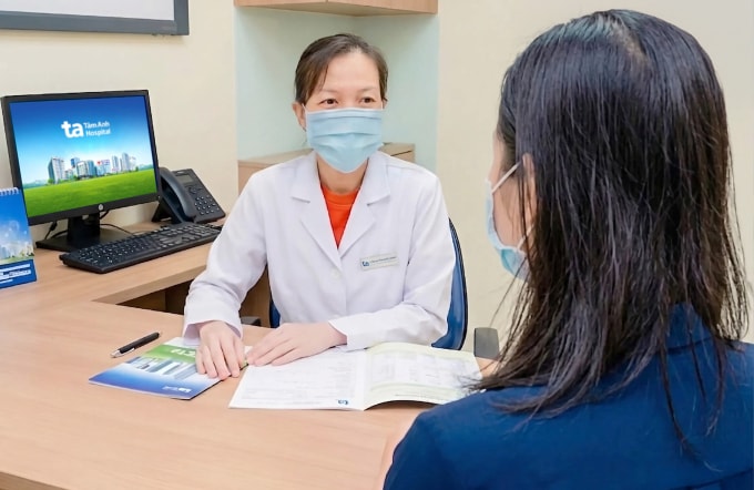 Bác sĩ Tuyền khám cho chị Ngân. Ảnh: Bệnh viện Đa khoa Tâm Anh