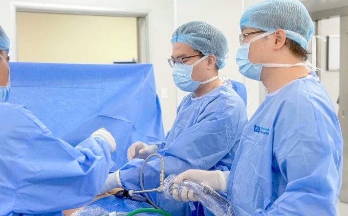 Bác sĩ Bệnh viện Đa khoa Tâm Anh đang phẫu thuật nội soi cắt ruột thừa cho người bệnh. Ảnh: Bệnh viện cung cấp