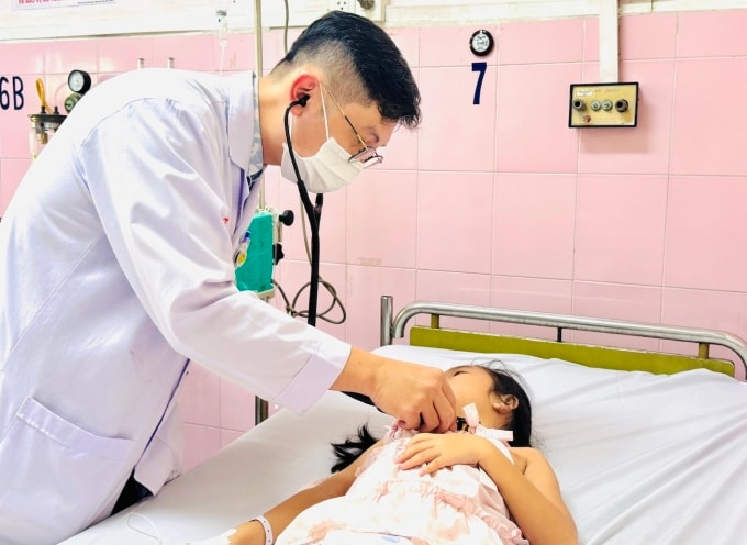 Bác sĩ Bệnh viện Nhân dân Gia Định thăm khám cho bệnh nhi nghi ngộ độc, chiều 9/4. Ảnh: Minh Toàn