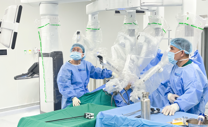 Các bác sĩ phẫu thuật tạo hình cơ hoành với sự hỗ trợ của robot Da Vinci Xi. Ảnh: Bệnh viện Đa khoa Tâm Anh