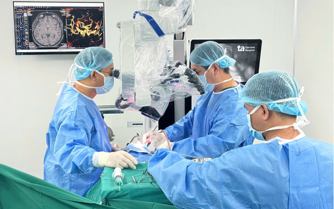 Bác sĩ đang kẹp túi phình cho ông Minh bằng hệ thống kính vi phẫu AI K.Zeiss Kinevo 900. Ảnh: Bệnh viện Đa khoa Tâm Anh