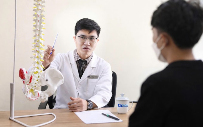 Bác sĩ Thắng giải thích tình trạng sức khỏe cột sống cho người bệnh. Ảnh: Phòng khám Đa khoa Tâm Anh Quận 7