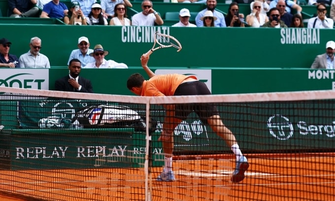 Daniil Medvedev phản ứng trong trận gặp Matteo Berrettini ở vòng 2 Monte Carlo Masters tại CLB Monte Carlo Country, Roquebrune-Cap-Martin, Pháp, ngày 8/4/2026. Ảnh: Reuters