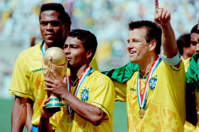 Romario mừng chức vô địch World Cup 1994. Ảnh: Goal