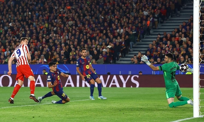 Tình huống Sorloth nâng tỷ số lên 2-0 cho Atletico. Ảnh: Reuters