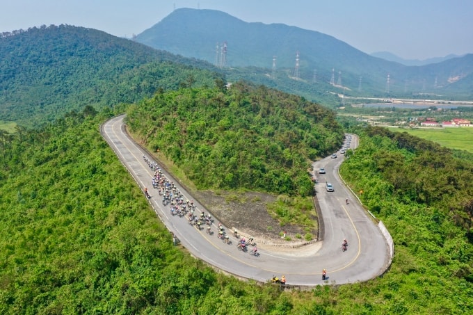 Đoàn đua chinh phục đèo Ngang ở chặng 7 giải xe đạp toàn quốc tranh Cup Truyền hình HTV 2025 từ Nghệ An đi Quảng Trị, trưa 9/4. Ảnh: Huy Phạm