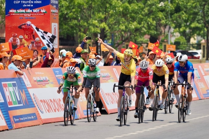 Dzianis mừng chiến thắng chặng 7 giải xe đạp toàn quốc tranh Cup Truyền hình HTV 2025 từ Nghệ An đi Quảng Trị, trưa 9/4. Ảnh: Huy Phạm