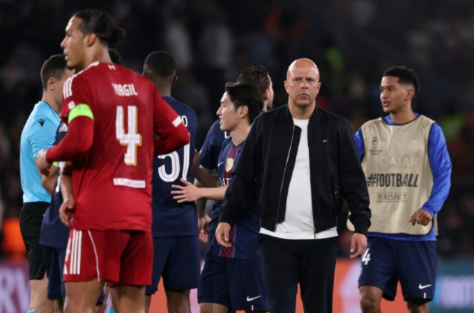 HLV Arne Slot thất vọng sau trận Liverpool thua PSG 0-2 ở lượt về tứ kết Champions League trên sân Parc des Princes, Paris, Pháp ngày 8/4/2026. Ảnh: AFP