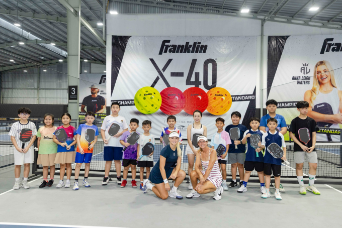 Anna Leigh Waters cùng mẹ là bà Leigh Waters tham gia huấn luyện trẻ em tại Pro Kids Clinic. Ảnh: Fanklin