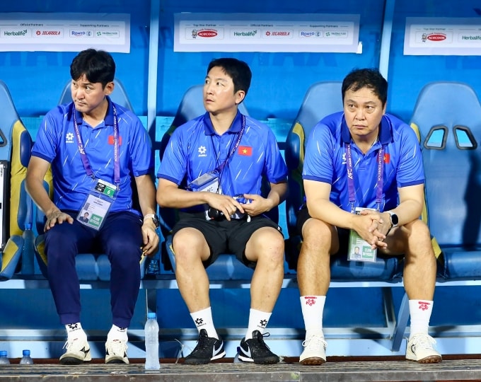 Trợ lý HLV Lee Jung-soo, HLV thể lực Yoon Dong-hun và HLV thủ môn Lee Woon-jae (từ trái sang) trước trận Việt Nam thắng Malaysia 3-1 ở lượt cuối bảng F vòng loại cuối Asian Cup 2027, trên sân Thiên Trường ở Ninh Bình ngày 31/3/2026. Ảnh: Hiếu Lương