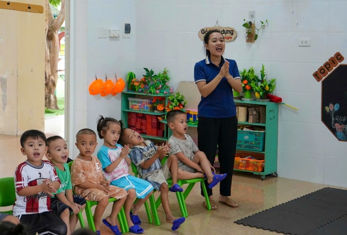 Giáo viên và học sinh một trường mầm non ở Nghệ An, tháng 3/2026. Ảnh: Hùng Lê