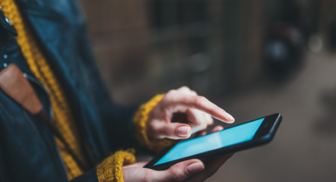 Một người dùng smartphone nơi công cộng. Ảnh: Bigstock