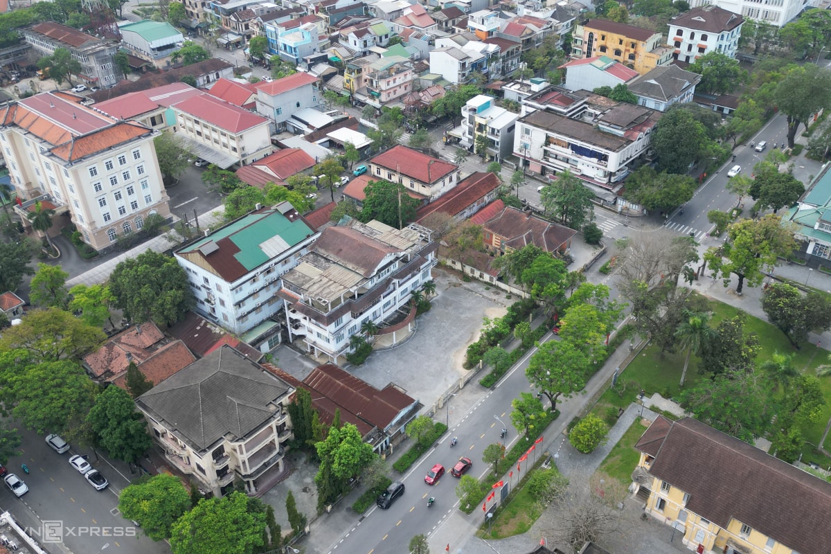 Hiện trạng trụ sở cũ của các cơ quan TP Huế bỏ hoang ở những khu đất vàng. Ảnh: Võ Thạnh