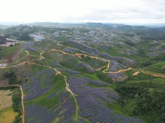 Trang trại điện lắp 2,23 triệu tấm pin mặt trời tại miền bắc Lào. Ảnh: CMG