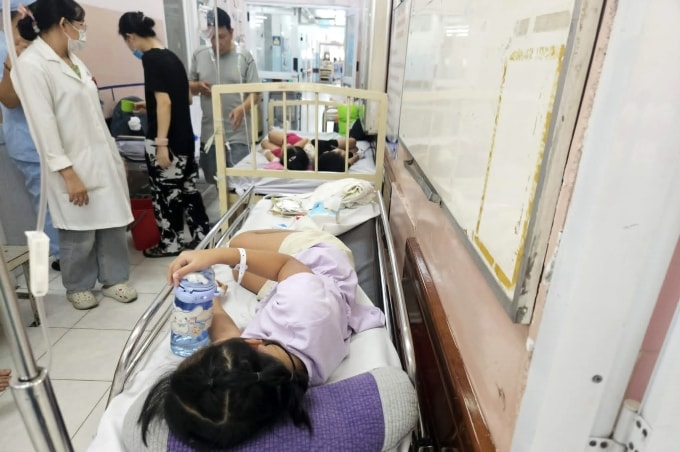 Học sinh trường Tiểu học Bình Quới Tây đang điều trị tại Bệnh viện Nhân dân Gia Định, sáng 9/4. Ảnh: Phụ huynh cung cấp