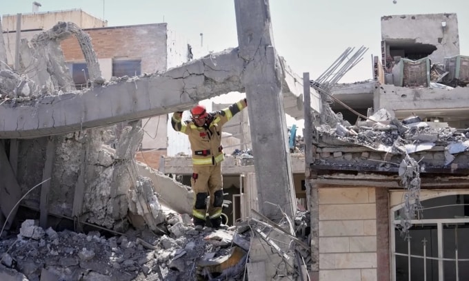 Nhân viên cứu hộ có mặt tại hiện trường một tòa nhà dân cư bị trúng tập kích ở thủ đô Tehran, Iran, hồi tháng 3. Ảnh: AP