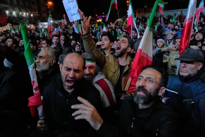 Người dân ở thủ đô Tehran, Iran, đổ xuống đường ăn mừng sau khi lệnh ngừng bắn được công bố. Ảnh: AP