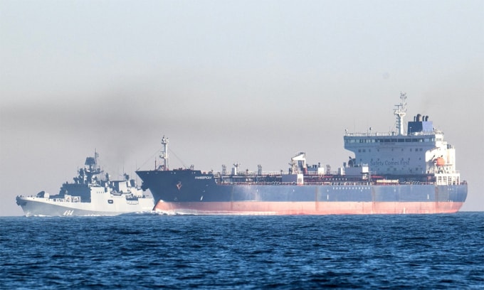 Tàu Universal và hộ vệ hạm Đô đốc Grigorovich trong ảnh công bố ngày 8/4. Ảnh: Telegraph