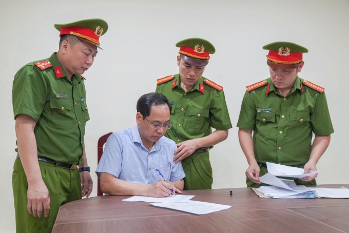 Bị can Trần Thu Đông nhận quyết định khởi tố. Ảnh: Công an cung cấp