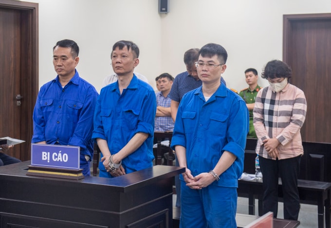 Hàng đầu từ phải qua: bị cáo Quân, Diêm, Tùng tại tòa sáng 9/4. Ảnh: Danh Lam