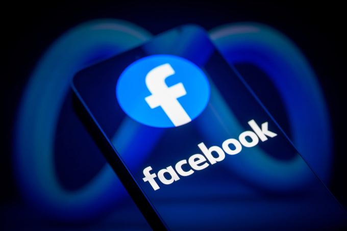 Logo Facebook trên một chiếc smartphone. Ảnh: Mashable