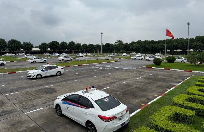 Sát hạch lái xe tại sân Ngọc Hà, Hà Nội. Ảnh: Viết Tuân