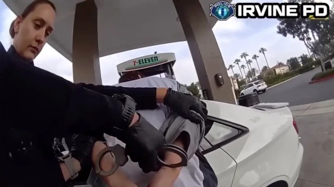Cảnh sát khống chế người đàn ông đòi mua xăng miễn phí ở Irvine, quận Cam, bang California. Ảnh: Instagram/Irvinepolice
