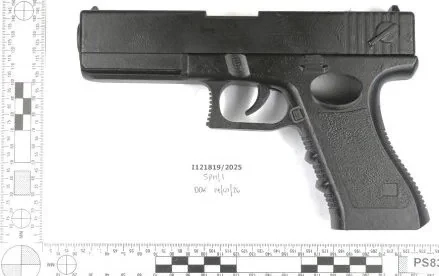 Khẩu súng giả được Khadir sử dụng trong vụ tấn công, Ảnh: Metropolitan Police