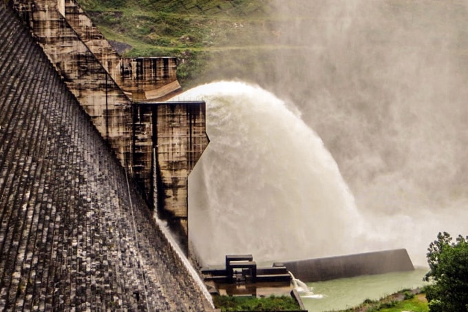 Một thủy điện tại Đà Nẵng đang trong quá trình vận hành. Ảnh: Thiệu Huynh