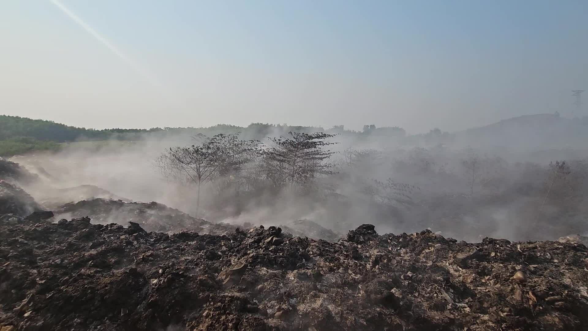 Bãi rác cháy một tuần, người dân hít phải khí độc