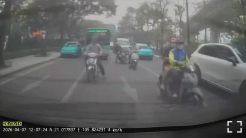 Mải dùng điện thoại cô gái đi xe máy đâm vào đuôi ôtô