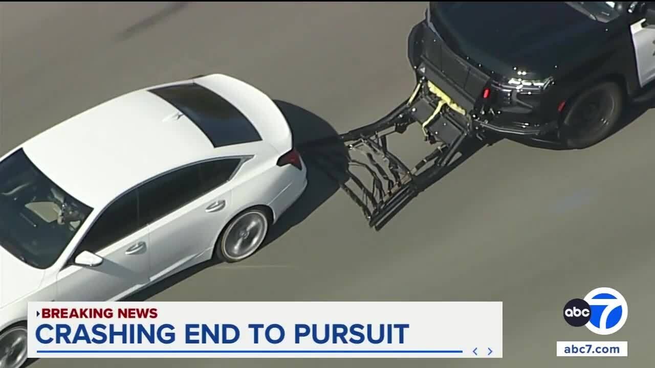 Ôtô thoát móc lưới của cảnh sát, đâm thủng tường nhà dân