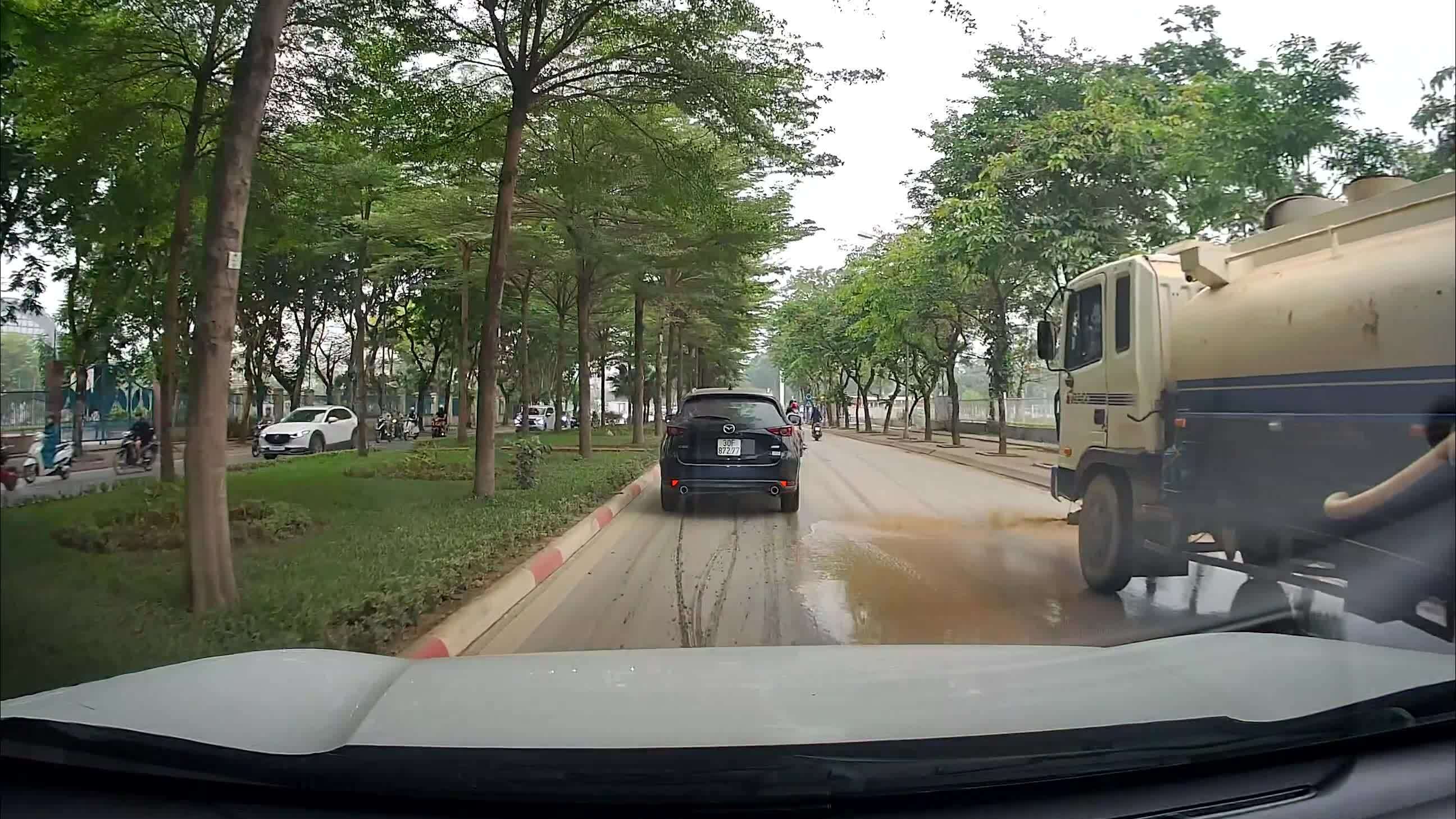 'Xe rửa đường hay làm bẩn đường'