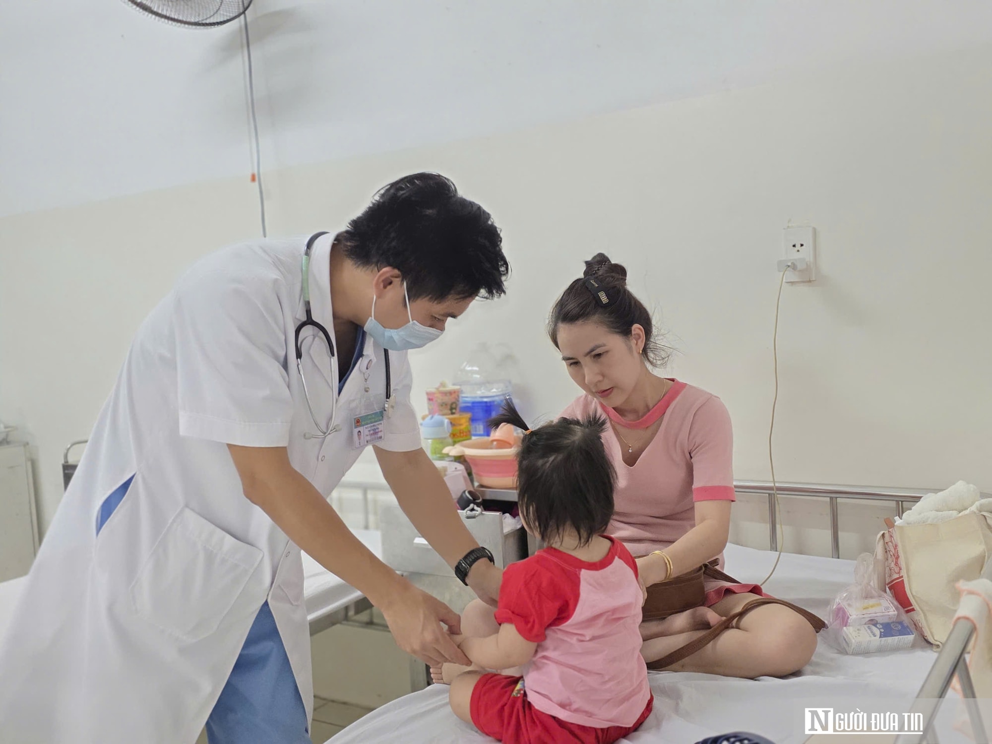 Tay chân miệng vào mùa, bệnh viện ở Đà Nẵng tiếp nhận hàng trăm ca mỗi ngày - Ảnh 2. Tay chân miệng vào mùa, bệnh viện ở Đà Nẵng tiếp nhận hàng trăm ca mỗi ngày - Ảnh 2.