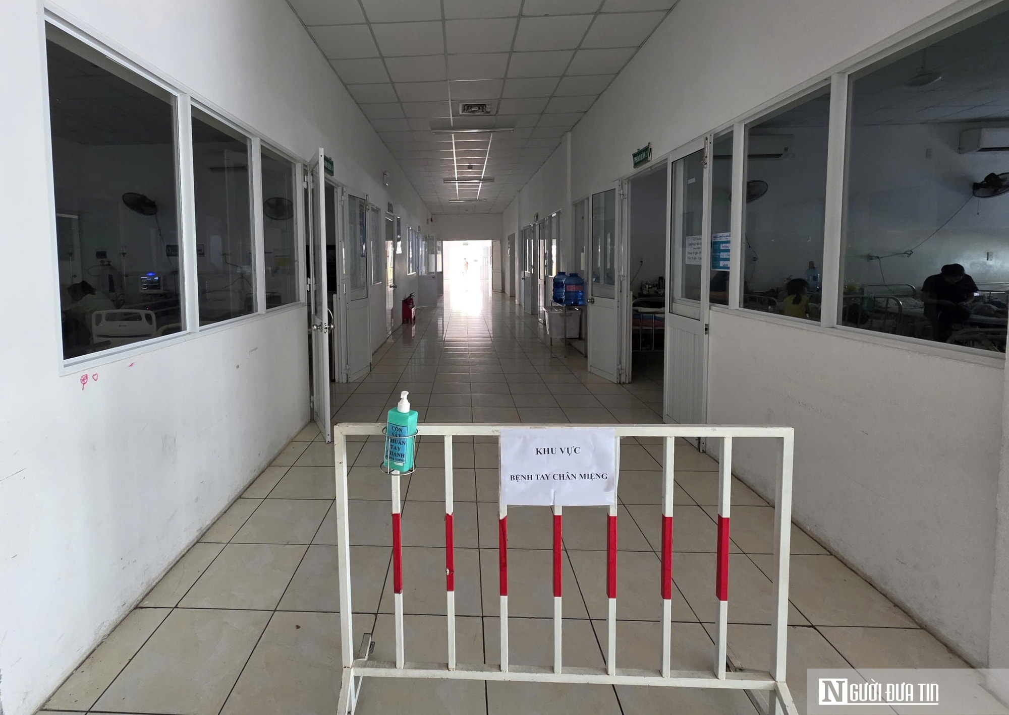 Tay chân miệng vào mùa, bệnh viện ở Đà Nẵng tiếp nhận hàng trăm ca mỗi ngày - Ảnh 4. Tay chân miệng vào mùa, bệnh viện ở Đà Nẵng tiếp nhận hàng trăm ca mỗi ngày - Ảnh 4.