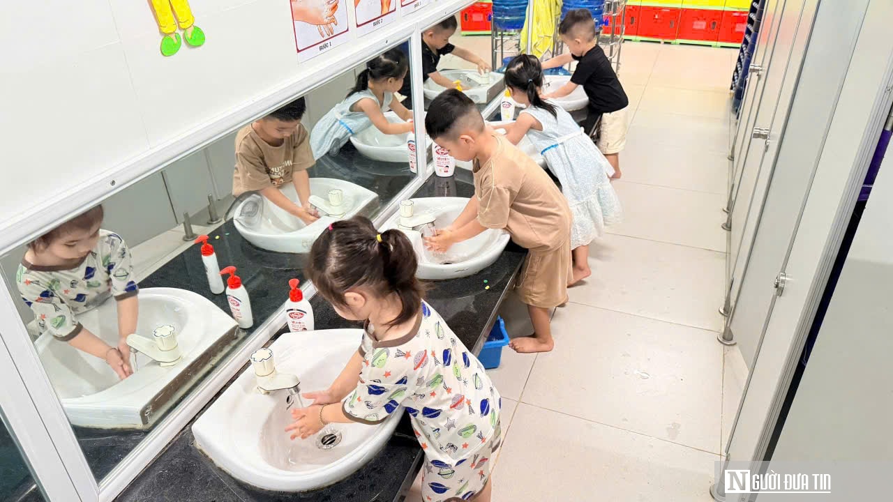 Tay chân miệng vào mùa, bệnh viện ở Đà Nẵng tiếp nhận hàng trăm ca mỗi ngày - Ảnh 5. Tay chân miệng vào mùa, bệnh viện ở Đà Nẵng tiếp nhận hàng trăm ca mỗi ngày - Ảnh 5.