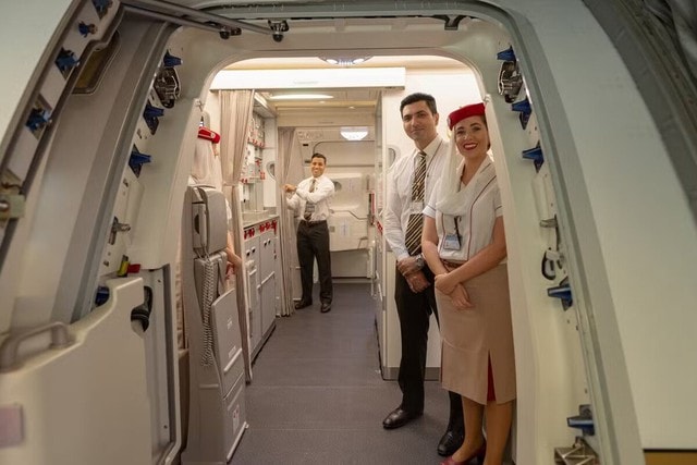 Đằng sau hành động cúi chào của tiếp viên ở cửa máy bay, nhiều người không biết - Ảnh 1.