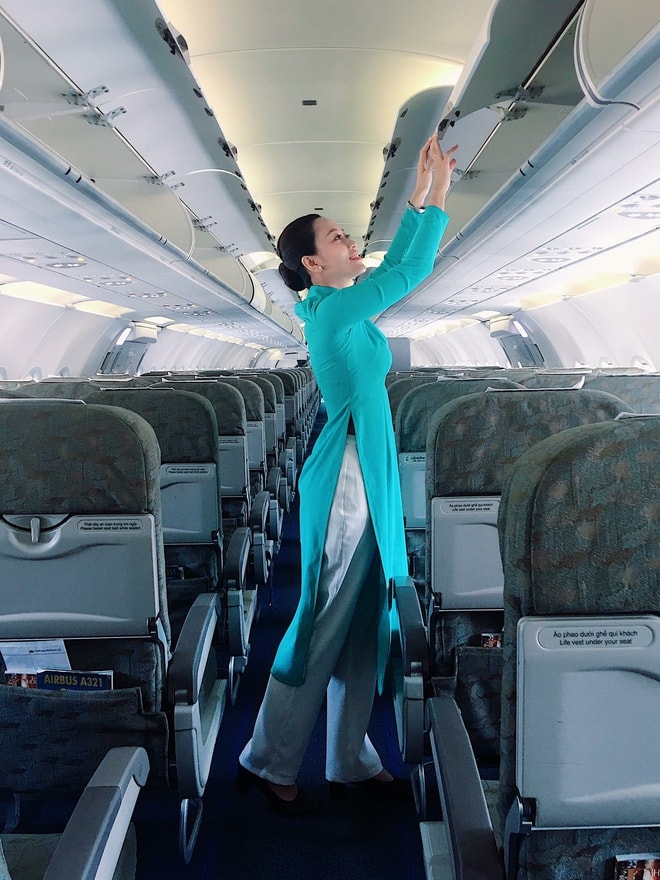 Đằng sau hành động cúi chào của tiếp viên ở cửa máy bay, nhiều người không biết - Ảnh 3.