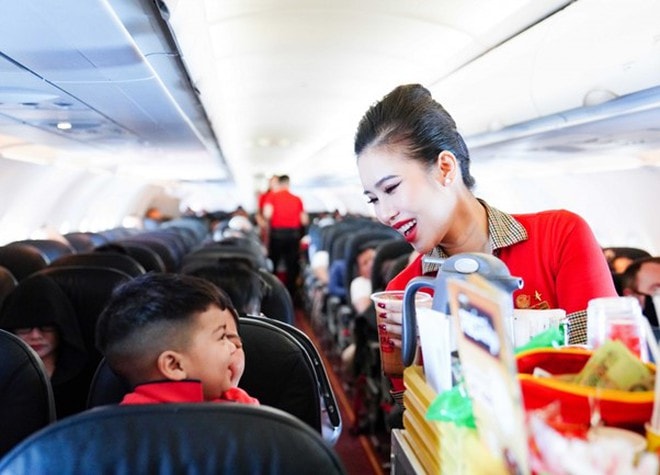 Đằng sau hành động cúi chào của tiếp viên ở cửa máy bay, nhiều người không biết - Ảnh 4.