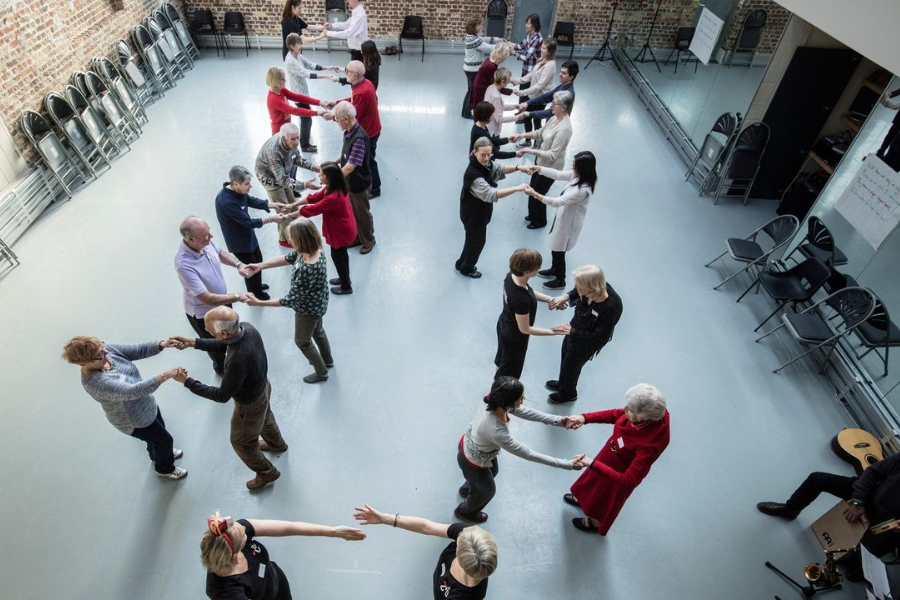 Những lớp học nhảy nhằm hỗ trợ tinh thần cho người mắc bệnh Parkinson. (Ảnh: theguardian