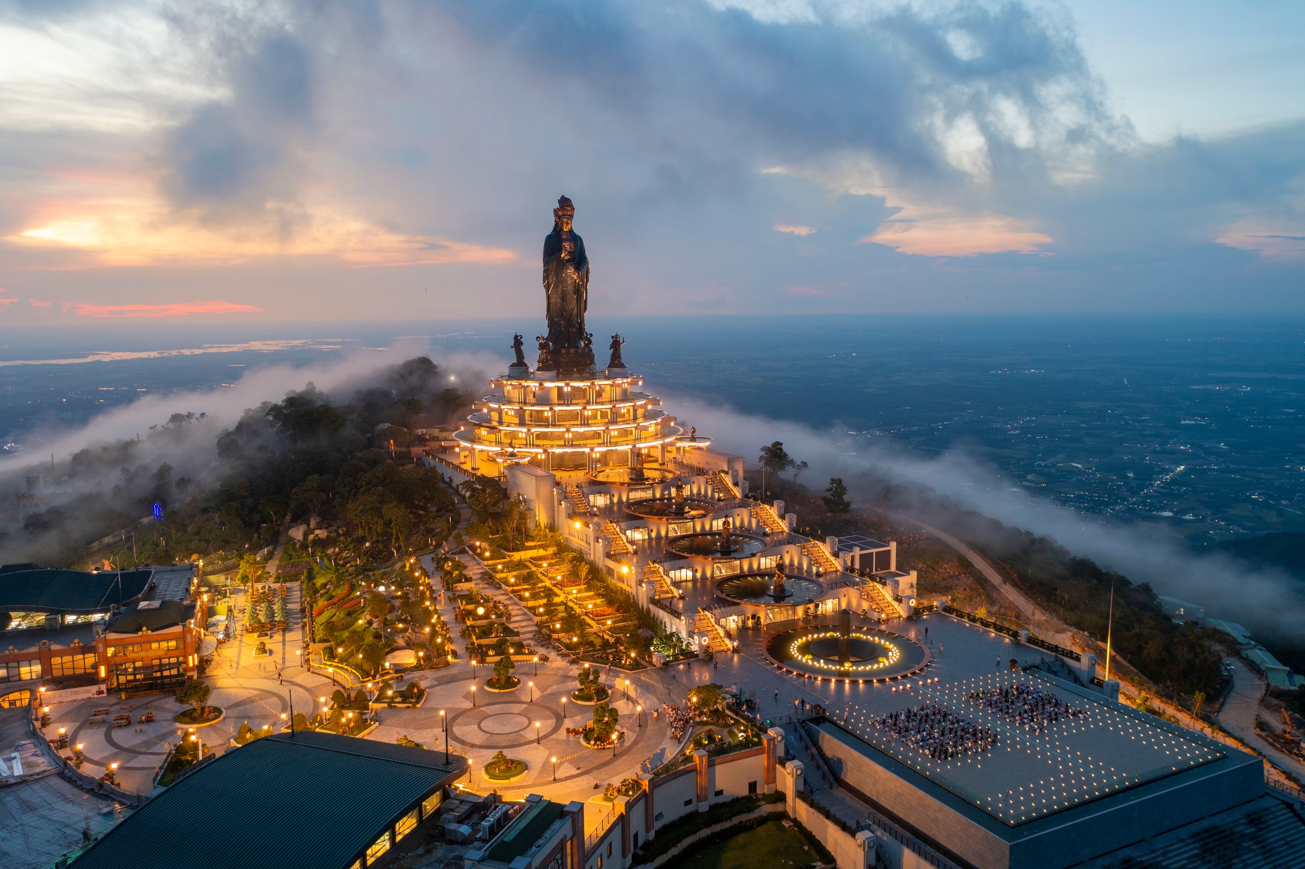 Khoảnh khắc hiếm có: Mặt Trời "ôm trọn" tượng Phật Bà trên núi Bà Đen - Ảnh 12.