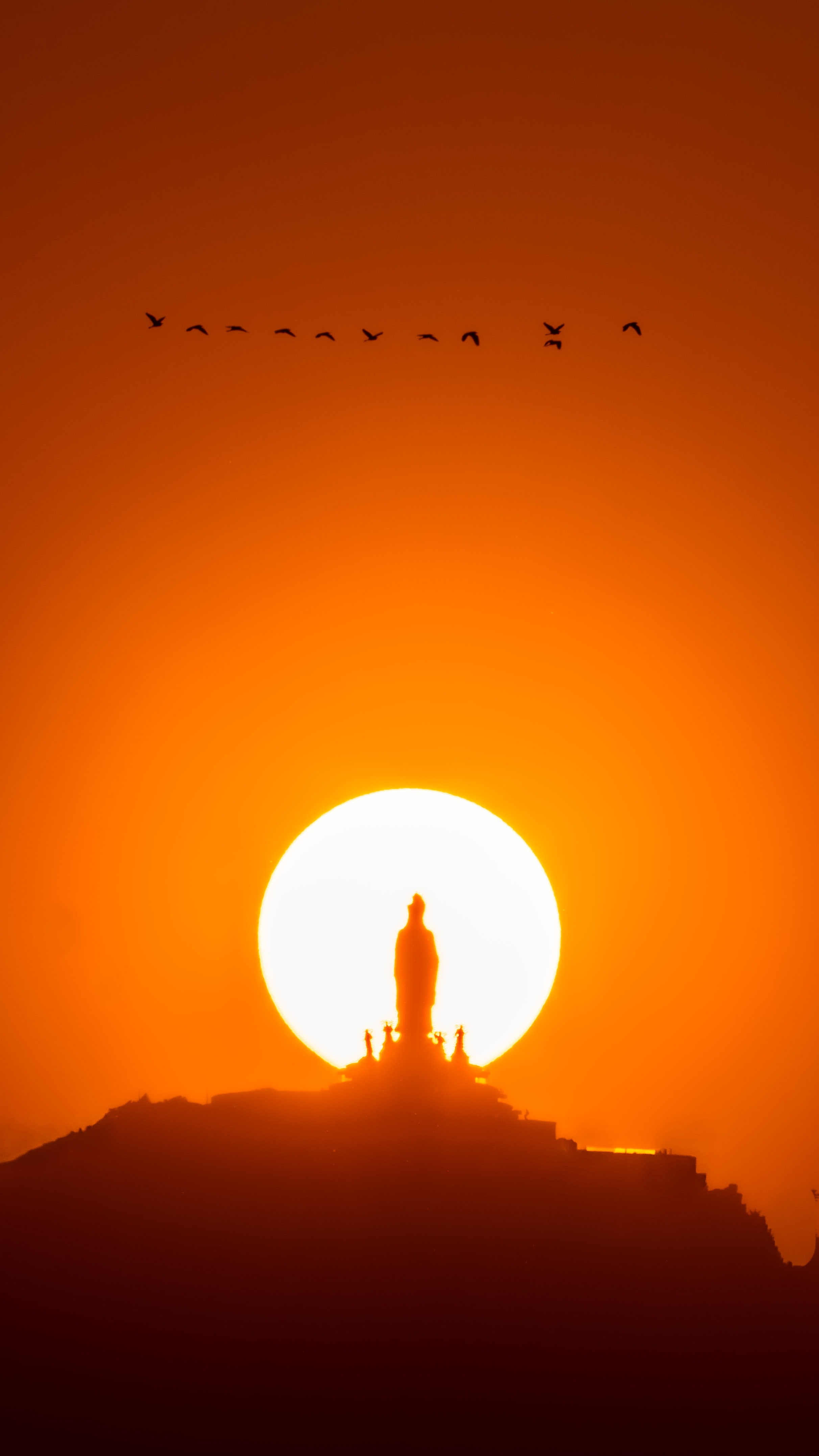 Khoảnh khắc hiếm có: Mặt Trời "ôm trọn" tượng Phật Bà trên núi Bà Đen - Ảnh 3.