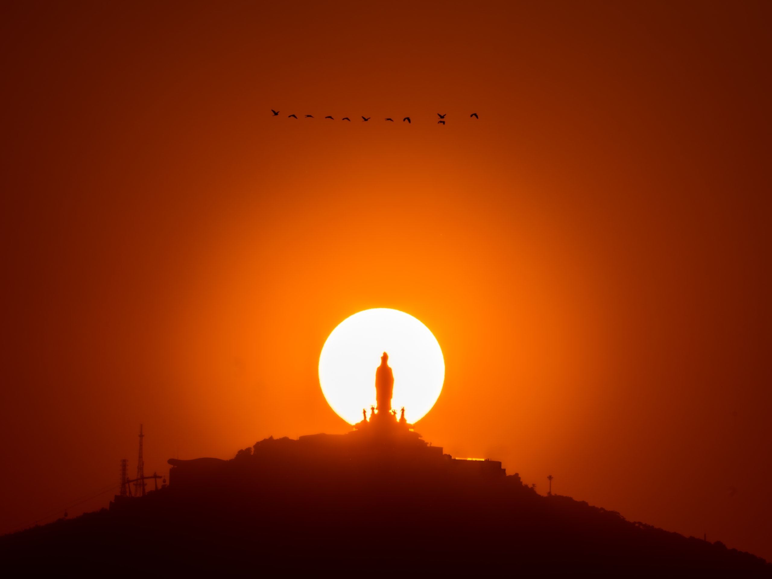 Khoảnh khắc hiếm có: Mặt Trời "ôm trọn" tượng Phật Bà trên núi Bà Đen - Ảnh 1.