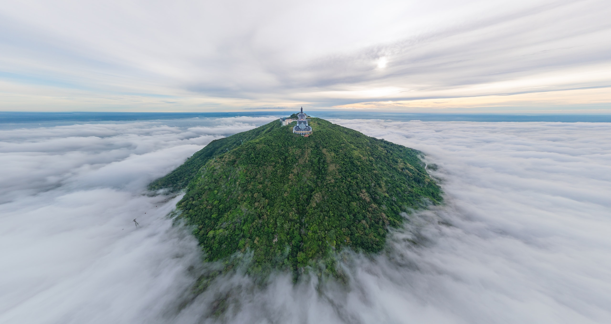 Khoảnh khắc hiếm có: Mặt Trời "ôm trọn" tượng Phật Bà trên núi Bà Đen - Ảnh 9.