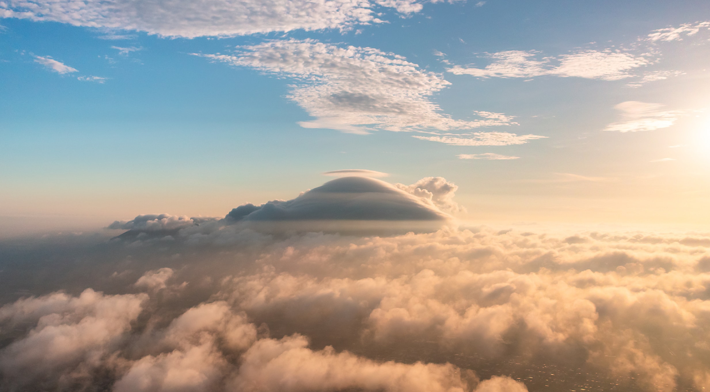 Khoảnh khắc hiếm có: Mặt Trời "ôm trọn" tượng Phật Bà trên núi Bà Đen - Ảnh 7.