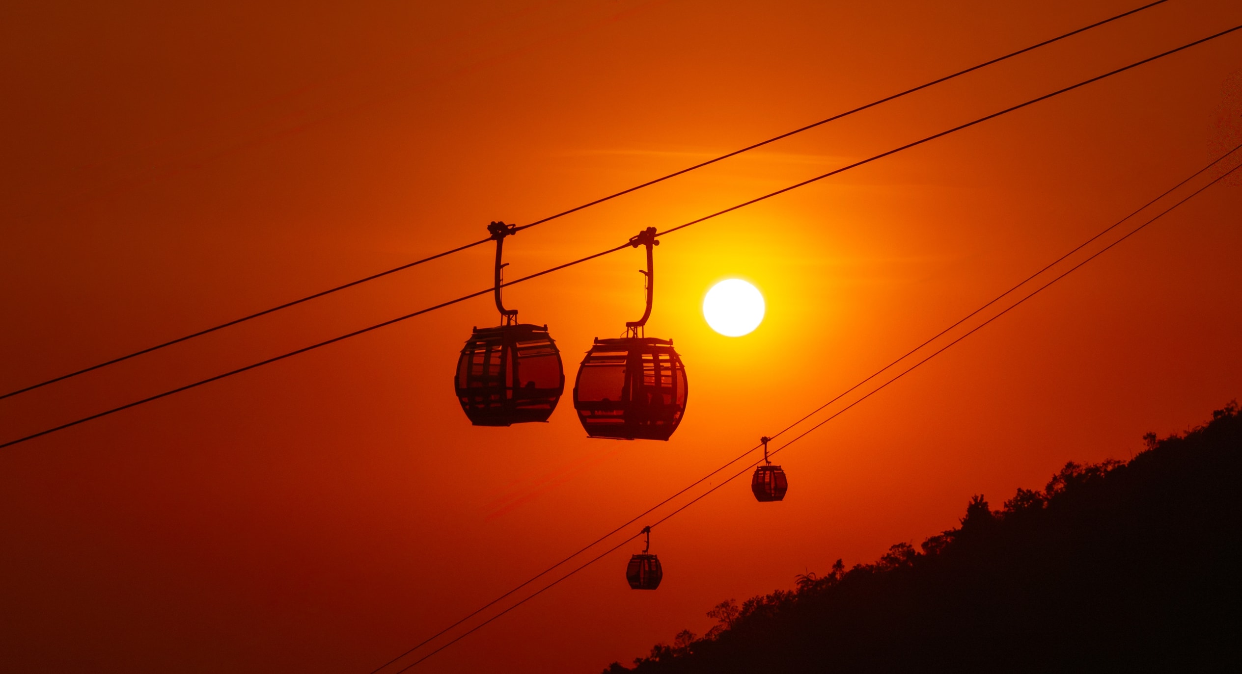 Khoảnh khắc hiếm có: Mặt Trời "ôm trọn" tượng Phật Bà trên núi Bà Đen - Ảnh 2.