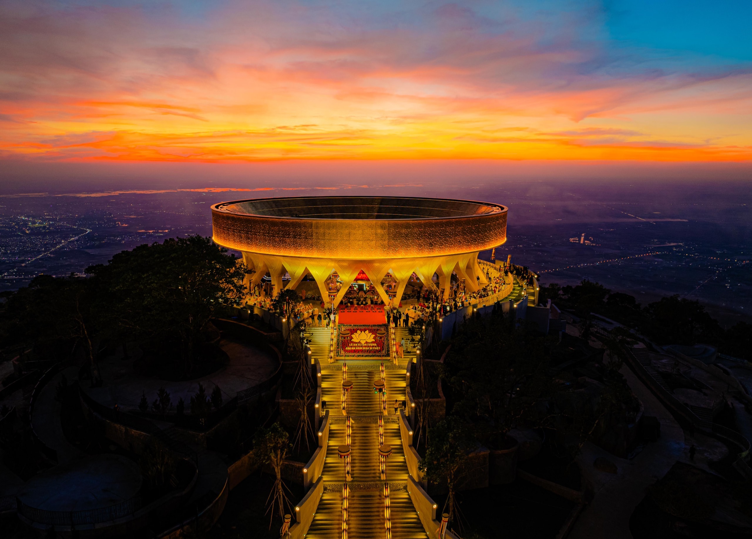 Khoảnh khắc hiếm có: Mặt Trời "ôm trọn" tượng Phật Bà trên núi Bà Đen - Ảnh 8.