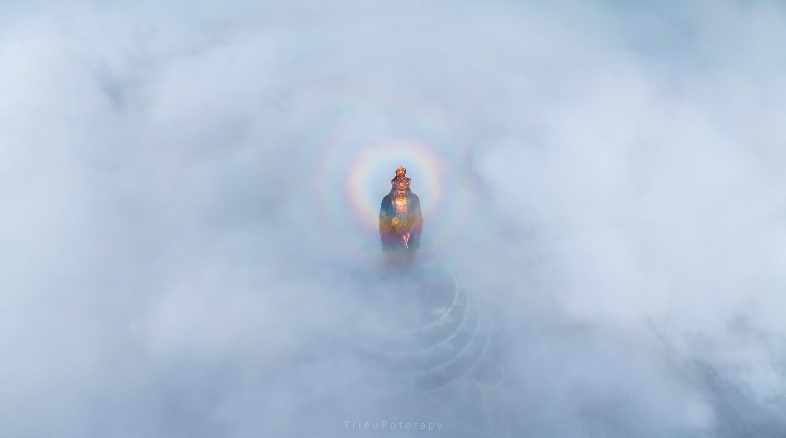 Khoảnh khắc hiếm có: Mặt Trời "ôm trọn" tượng Phật Bà trên núi Bà Đen - Ảnh 6.