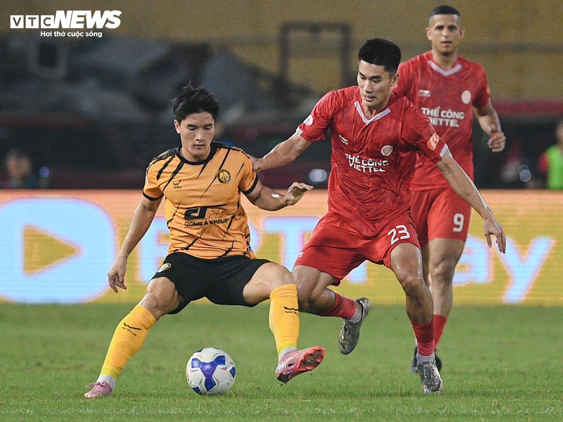 Đối thủ can không nổi, HLV Popov nổi giận lao vào trọng tài, lập tức bị thẻ đỏ - 13