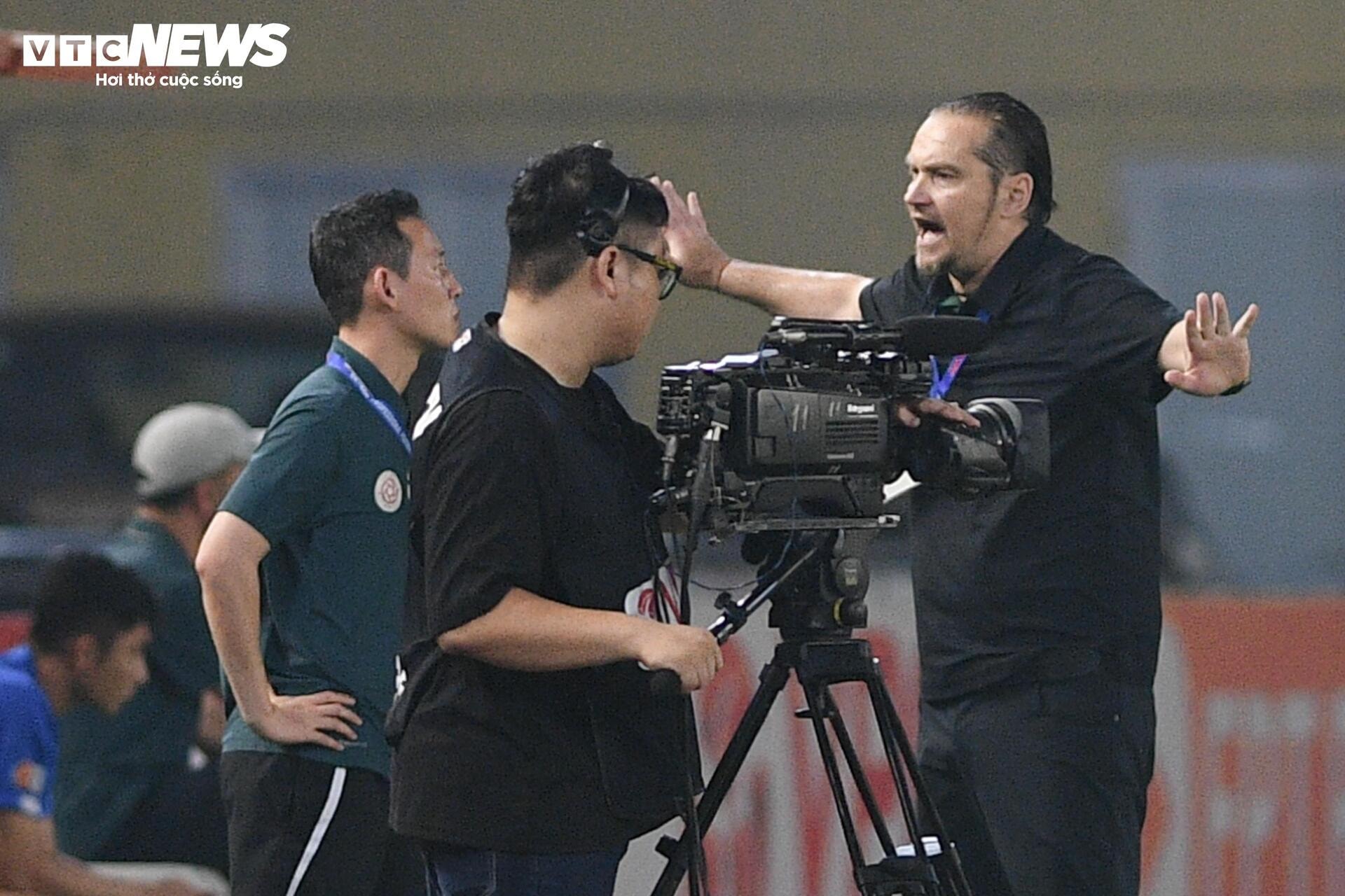 Đối thủ can không nổi, HLV Popov nổi giận lao vào trọng tài, lập tức bị thẻ đỏ - 5